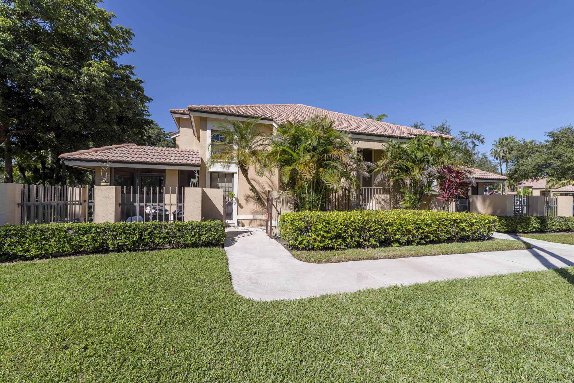 Palm Beach Gardens, FL 33418,587 Prestwick CIR 3