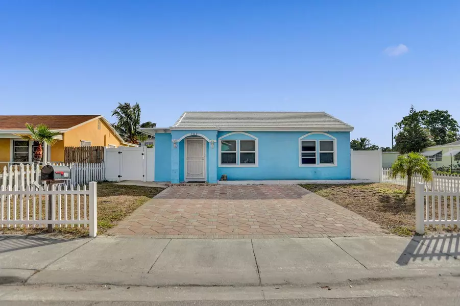 702 N E ST, Lake Worth Beach, FL 33460