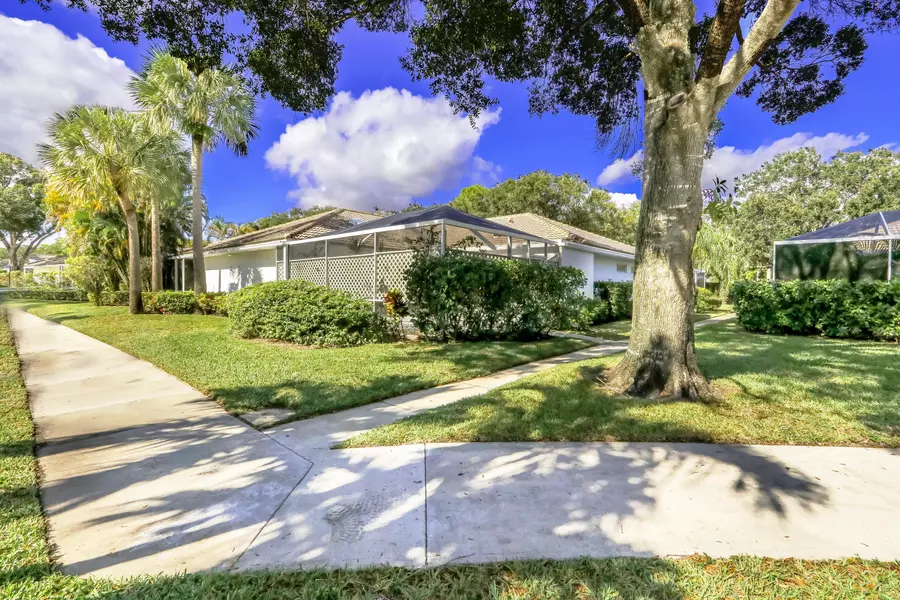 3003 Pin Oak CT, Palm Beach Gardens, FL 33410