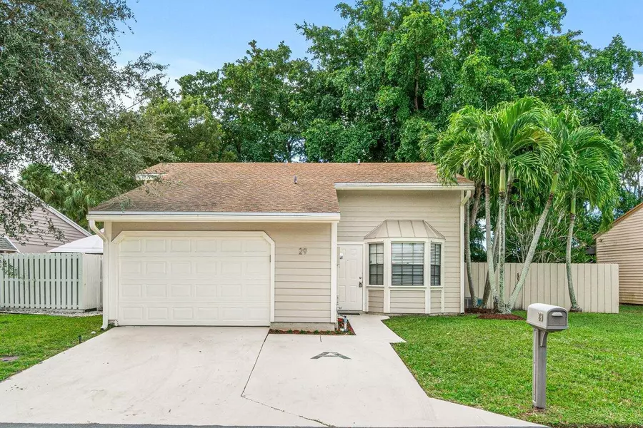 29 Buxton LN, Boynton Beach, FL 33426