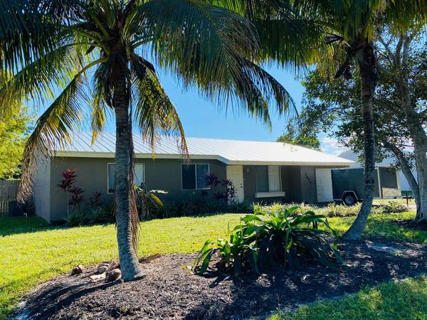 2037 SE New York ST, Port Saint Lucie, FL 34952