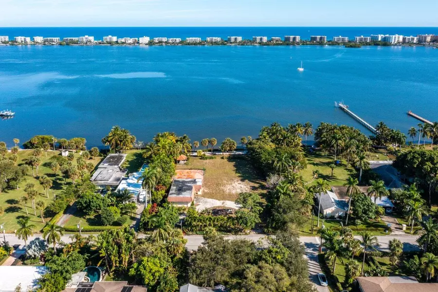 1130 S Lakeside DR, Lake Worth, FL 33460