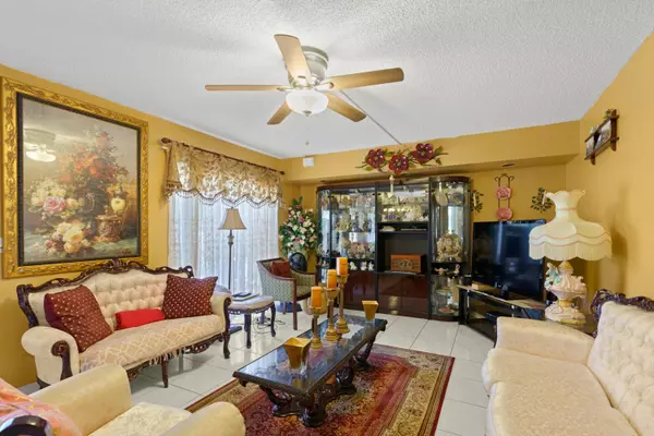 Greenacres, FL 33415,2112 White Pine CIR A