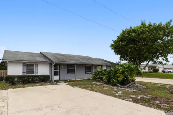 8275 SE Pine CIR, Hobe Sound, FL 33455