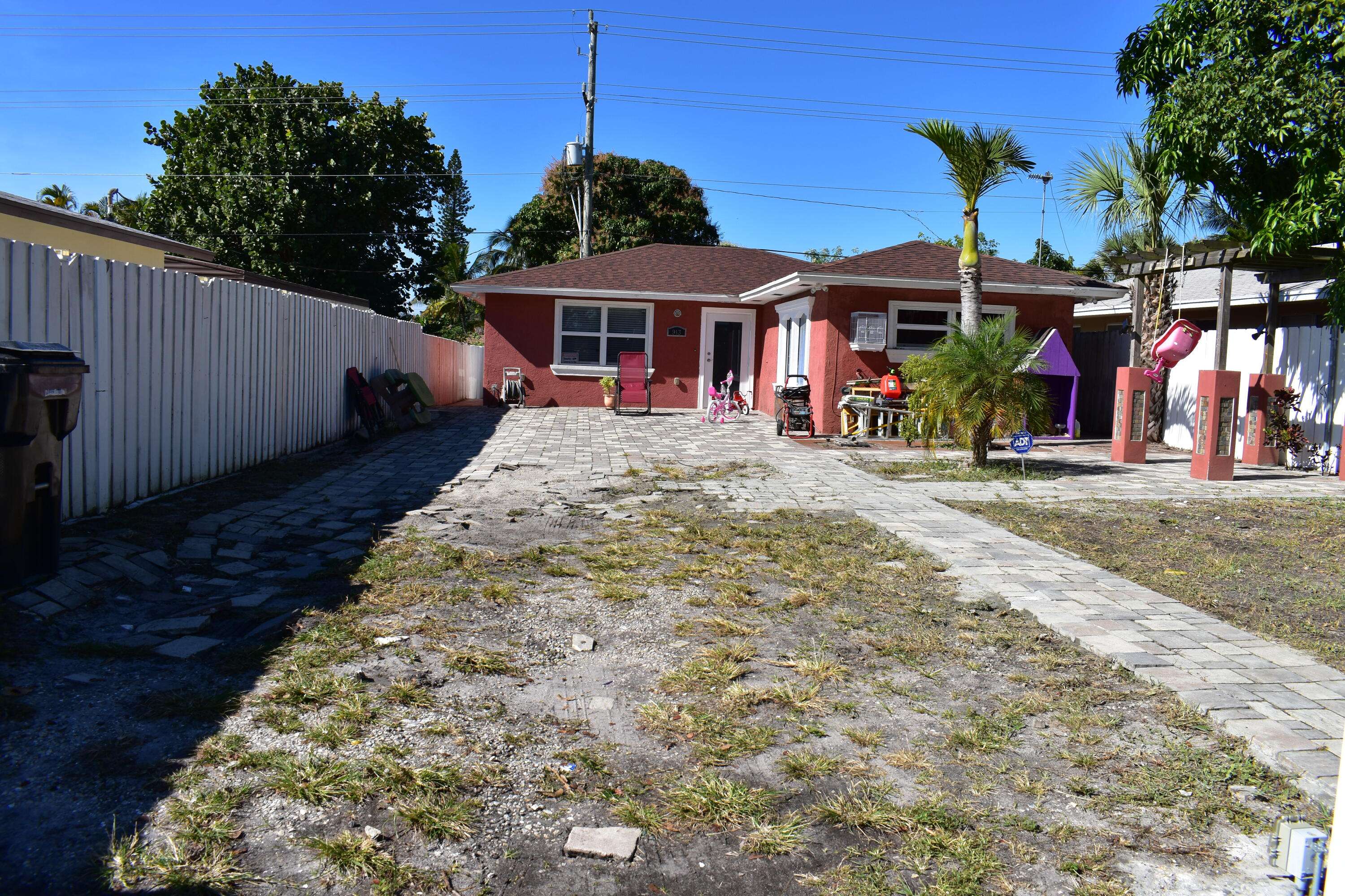 Lake Worth Beach, FL 33460,913 S Pine ST