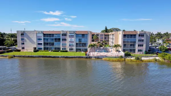 1502 S Lakeside DR #301, Lake Worth, FL 33460