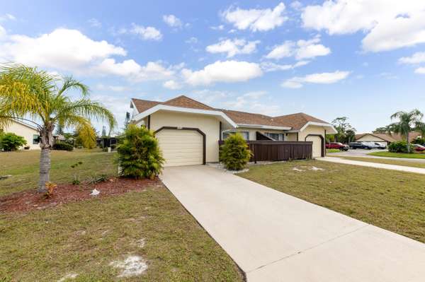 1418 SE Larkwood CIR, Port Saint Lucie, FL 34952