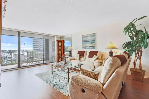 North Palm Beach, FL 33408,120 Lakeshore DR 336