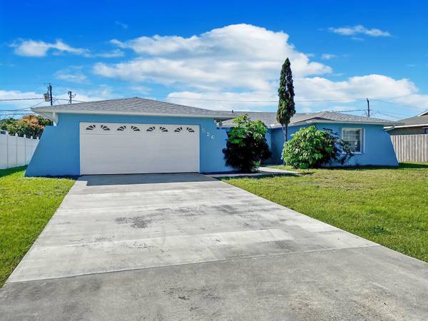 526 SE Anchor LN, Port Saint Lucie, FL 34983