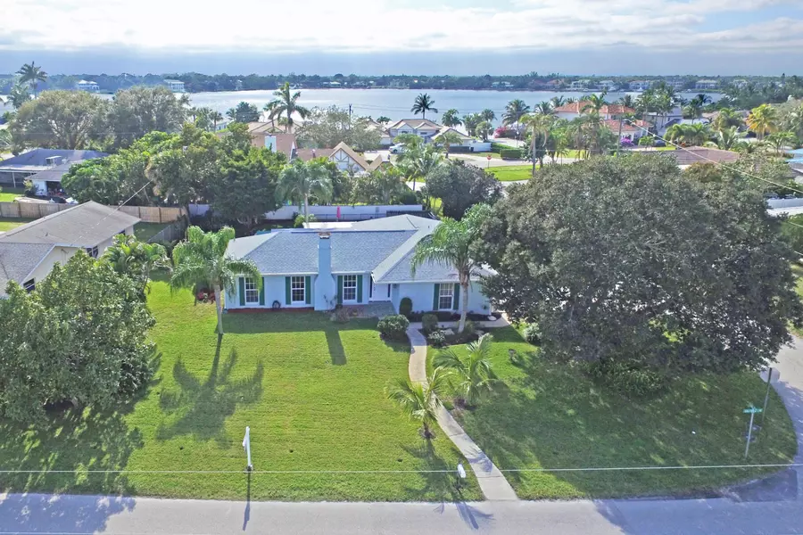 87 Golfview DR, Tequesta, FL 33469