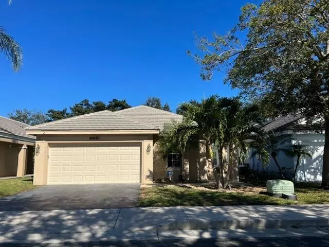 8991 N Lake Park CIR, Davie, FL 33328