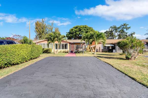 6033 La Palma LN, Delray Beach, FL 33484