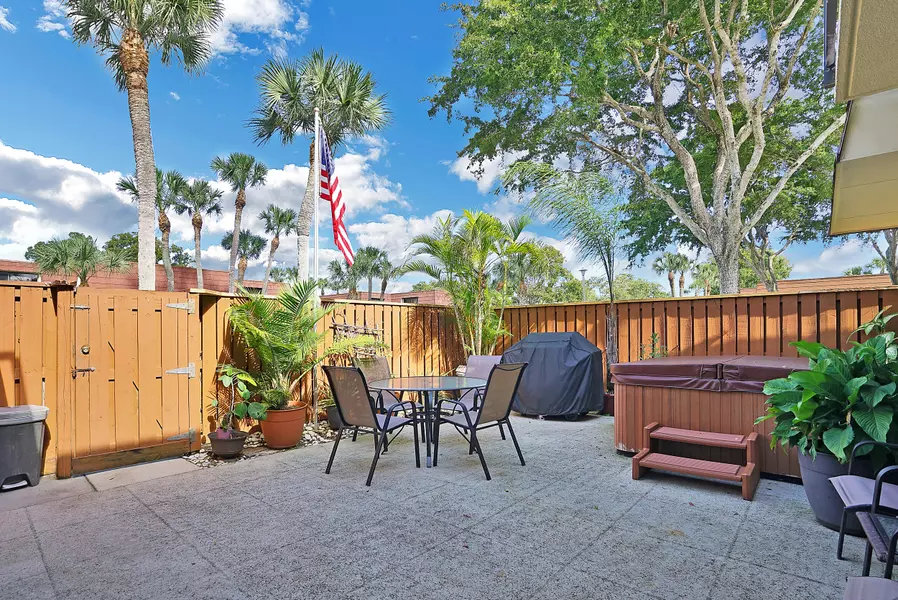 518 Buttonwood LN, Boynton Beach, FL 33436