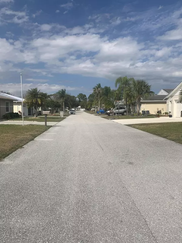 Fort Pierce, FL 34951,6667 Tulipan ST