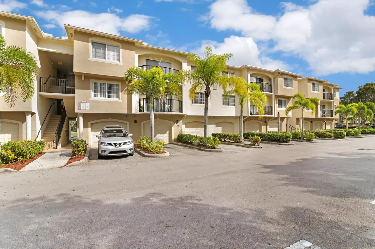 Royal Palm Beach, FL 33411,800 S Crestwood CT 806