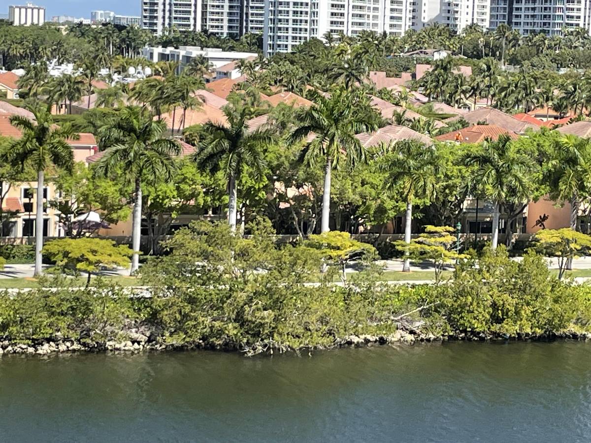 Aventura, FL 33180,3675 N Country Club DR 702