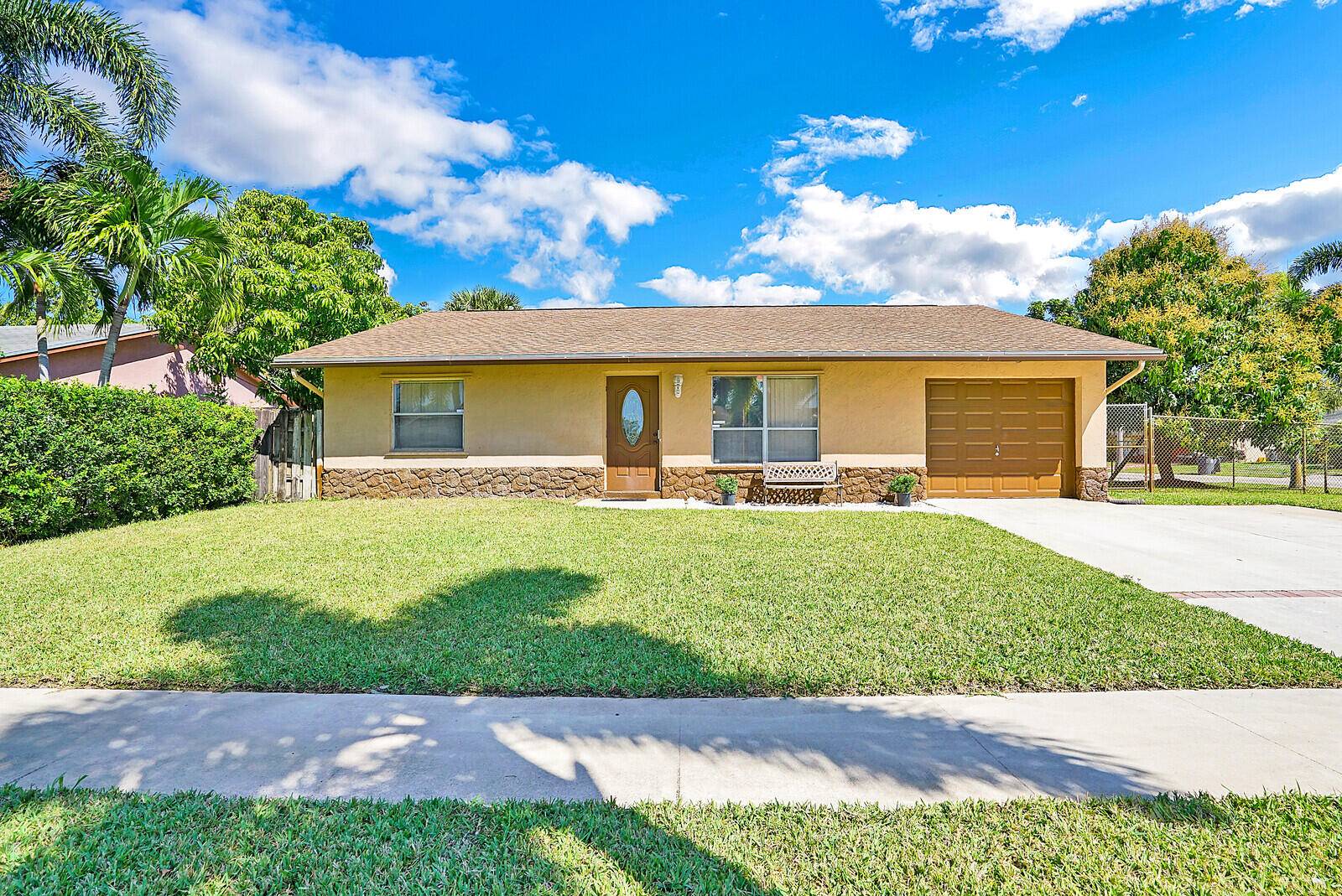 6821 Athena DR, Lake Worth, FL 33463