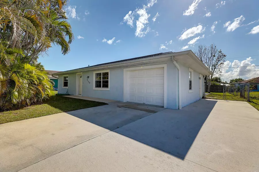 2129 SE Holland ST, Port Saint Lucie, FL 34952