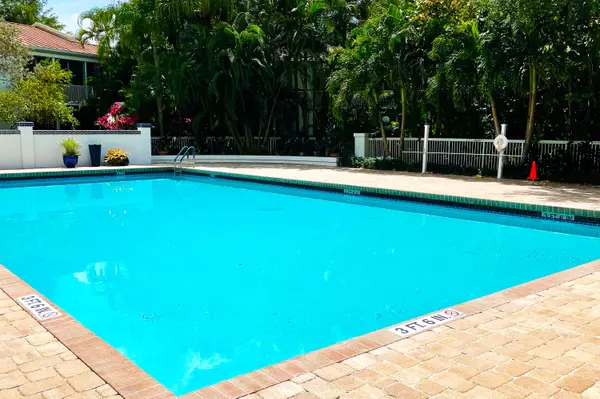 Pompano Beach, FL 33069,4114 W Palm Aire DR 143b