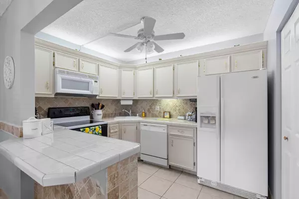 Greenacres, FL 33463,137 Lake Pine CIR B1