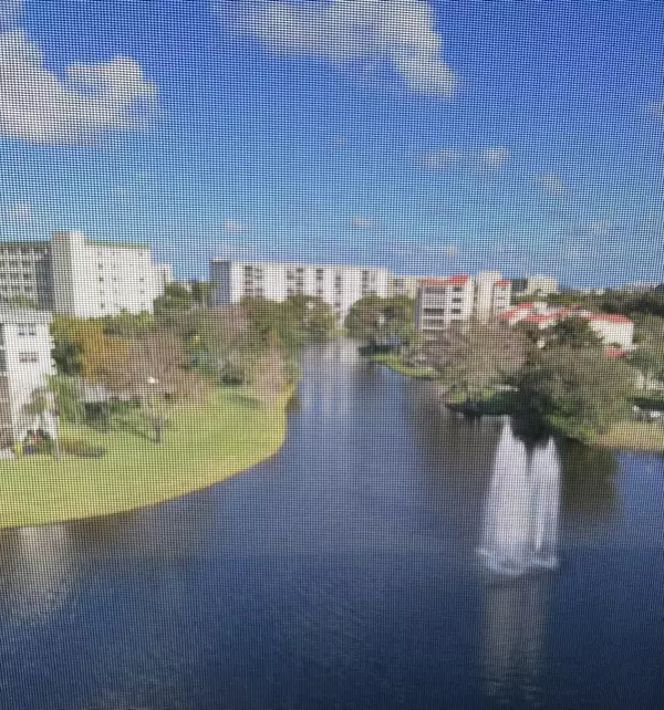 Pompano Beach, FL 33069,2334 S Cypress Bend DR 701