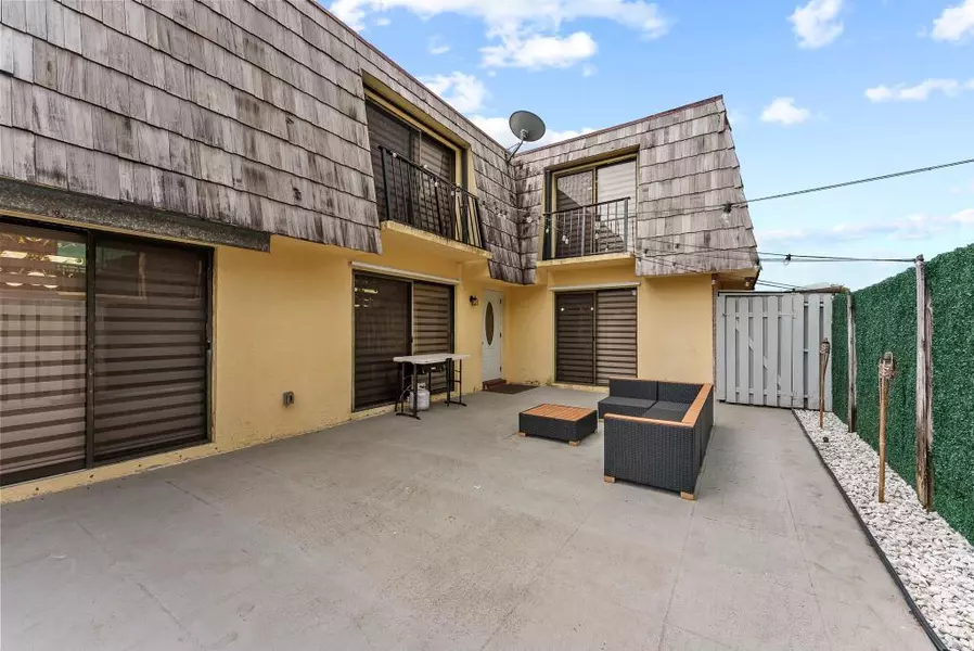 962 Springdale CIR, Palm Springs, FL 33461