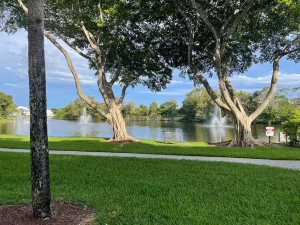 Delray Beach, FL 33444,950 Lavers CIR F-208