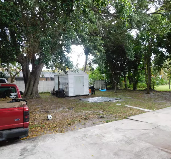 Fort Pierce, FL 34950,810 S 11th ST