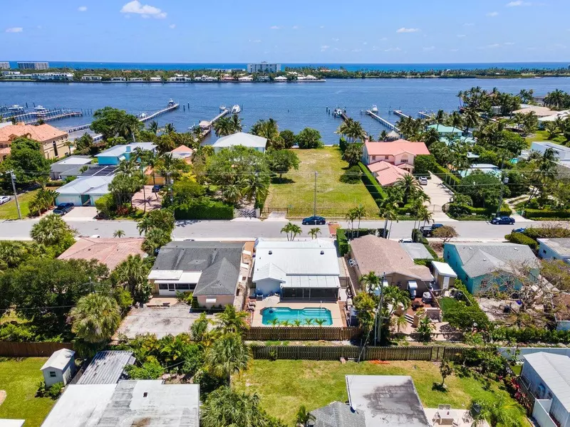 1715 N Lakeside DR, Lake Worth Beach, FL 33460