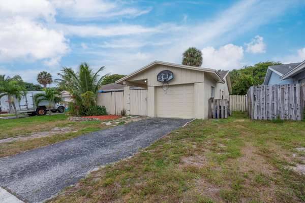 8617 Satalite TER, West Palm Beach, FL 33403