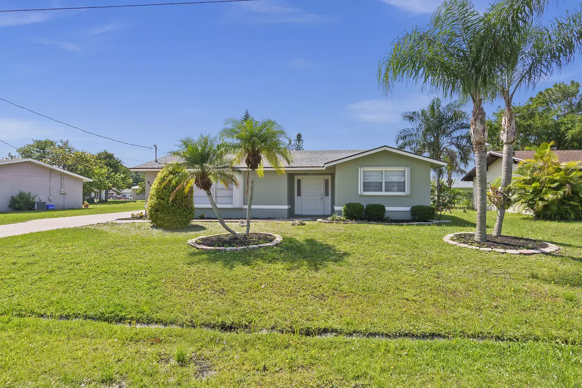 Port Saint Lucie, FL 34983,584 SE Greenway TER