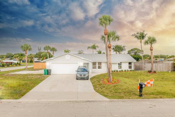 2068 SE Triumph RD, Port Saint Lucie, FL 34952