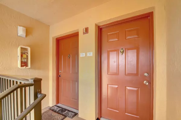 Hypoluxo, FL 33462,400 Scotia DR 305