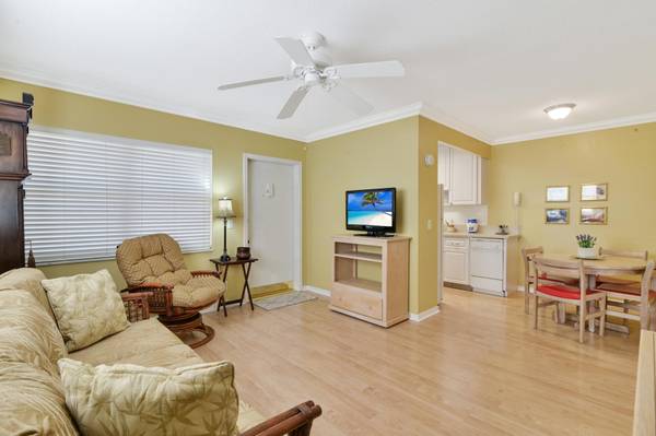 Lake Worth Beach, FL 33460,101 S L ST 8