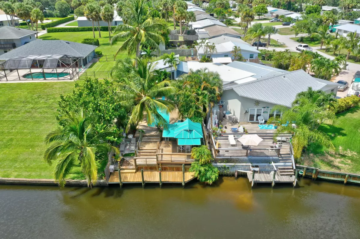 Stuart, FL 34996,444 SE Robalo CT