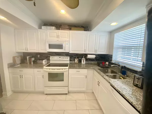 Boynton Beach, FL 33435,17 Colonial Club DR 205