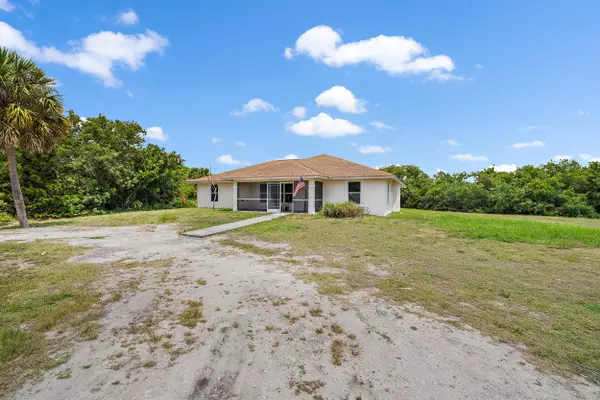 8251 SE Dharlys ST, Hobe Sound, FL 33455