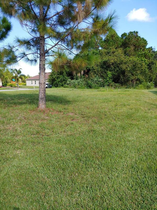 Port Saint Lucie, FL 34983,660 NE Moss Rose PL