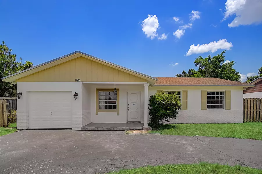 8221 NW 46th ST, Lauderhill, FL 33351