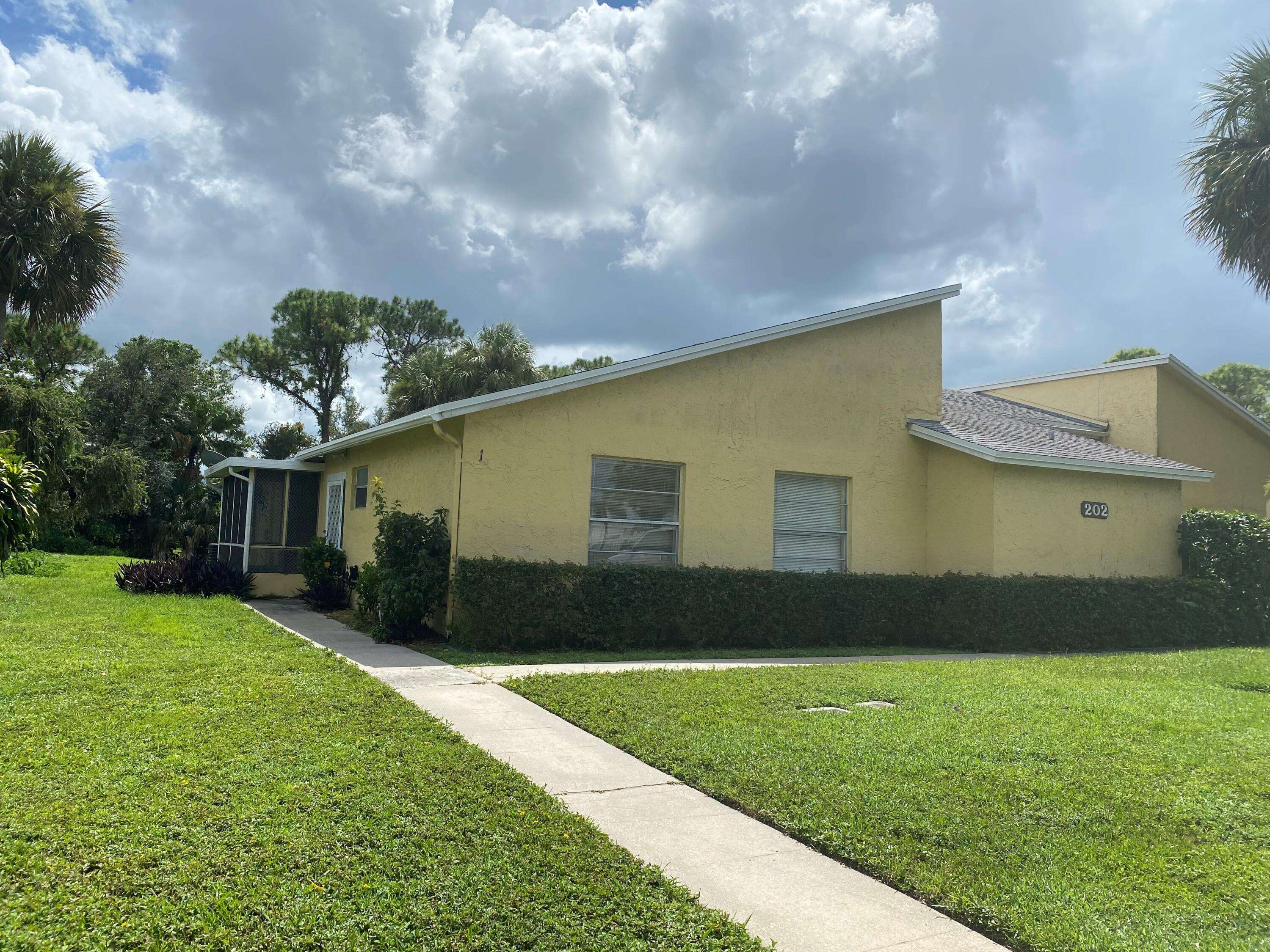 202 Sparrow DR 1, Royal Palm Beach, FL 33411