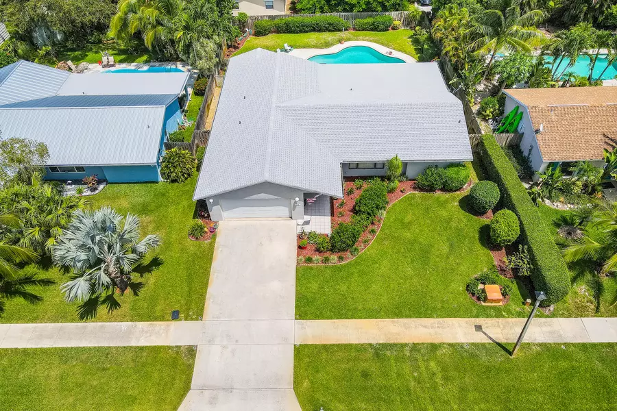 110 Chapel LN, Tequesta, FL 33469