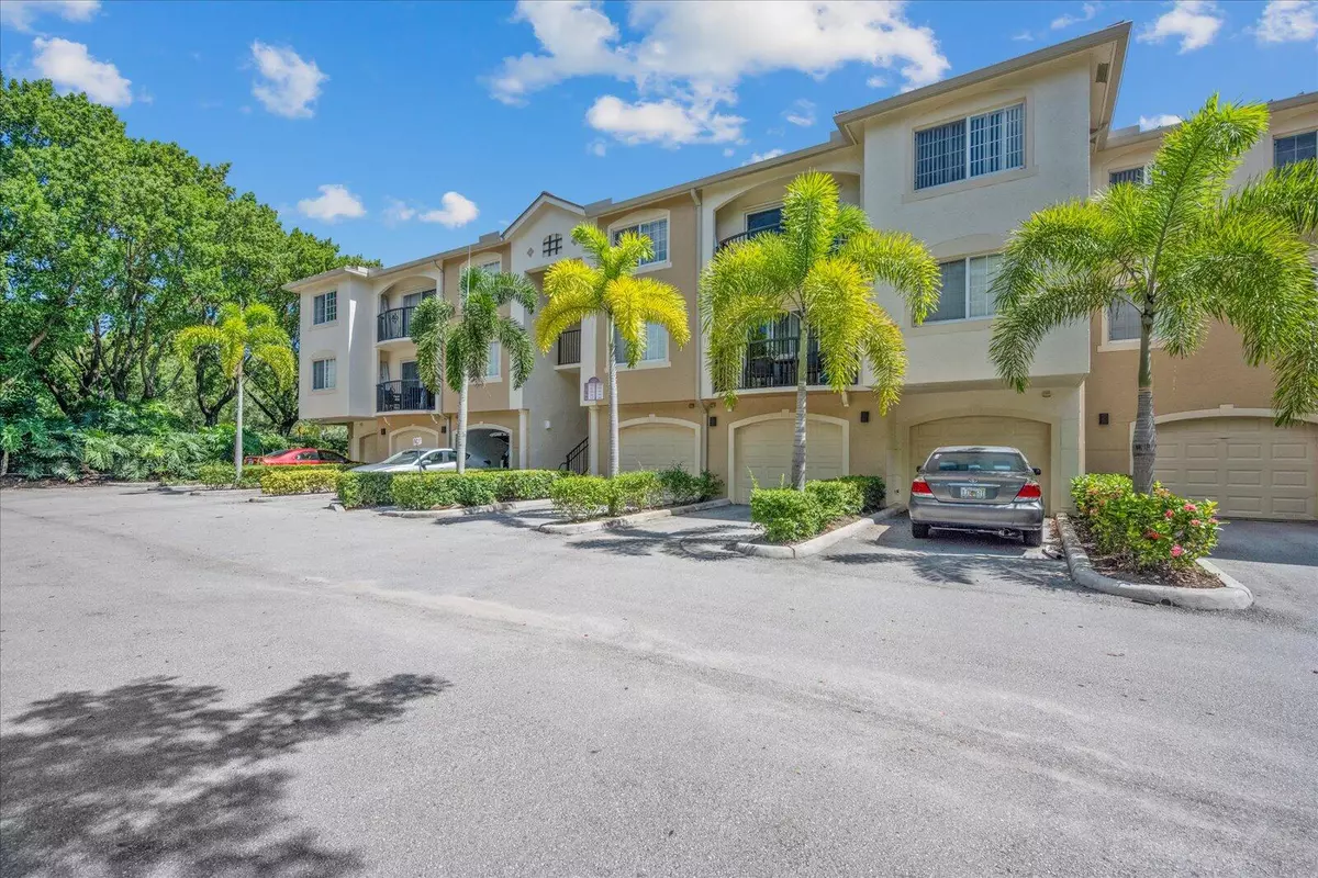 Royal Palm Beach, FL 33411,400 N Crestwood CT 402