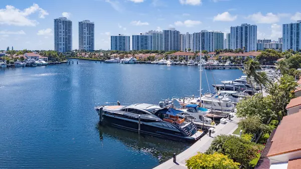 Aventura, FL 33180,21391 Marina Cove CIR 19-K