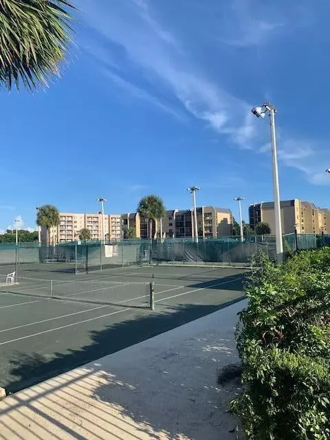 West Palm Beach, FL 33417,2786 Tennis Club Drive DR 404