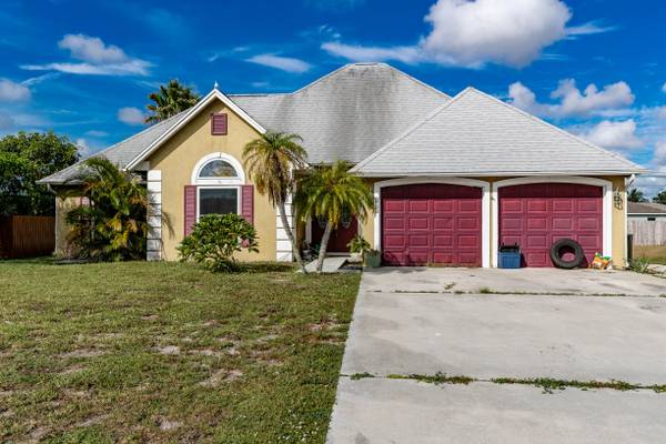 850 SW Del Rio BLVD, Port Saint Lucie, FL 34953