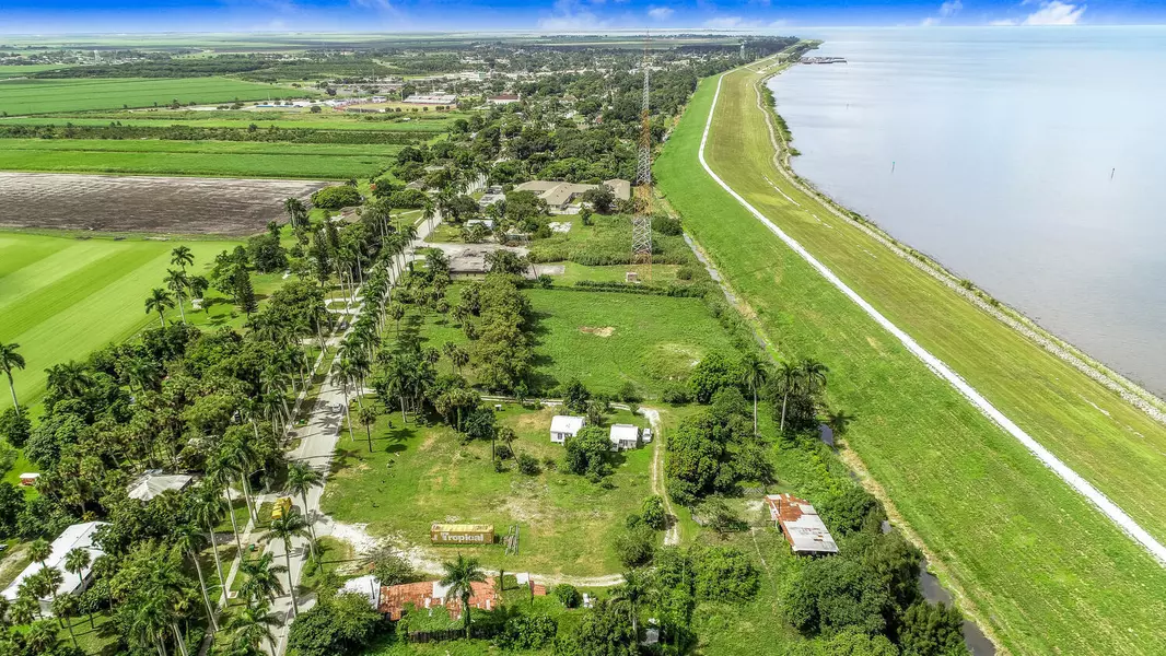 2015 E Main ST, Pahokee, FL 33476