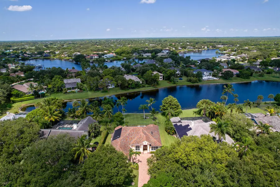 18530 SE Lakeside DR, Tequesta, FL 33469