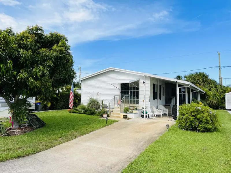 8411 SE Skylark AVE, Hobe Sound, FL 33455