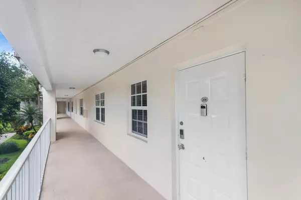 Pompano Beach, FL 33069,3505 Oaks WAY 209