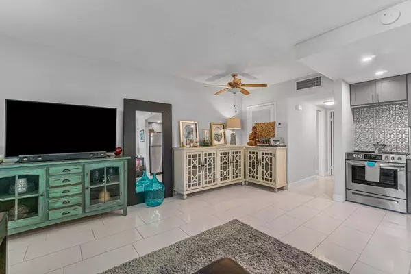 Boca Raton, FL 33487,660 Glouchester ST 106